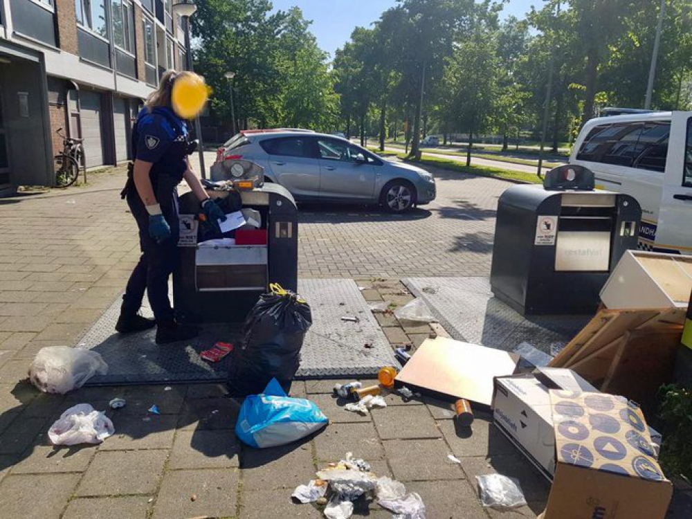 Handhavers slingeren afvalaso's op de bon