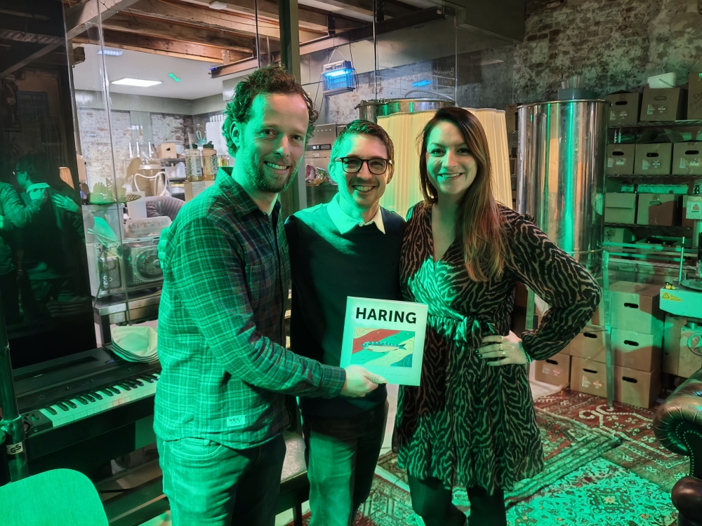 Menno de Mol (links, Vlaardingen Partners) met het eerste exemplaar van het boek, gemaakt door Jens Kooij en Claire van Berkum