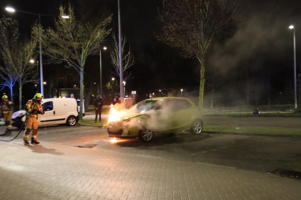 Geparkeerde auto vliegt in brand, schade blijft beperkt