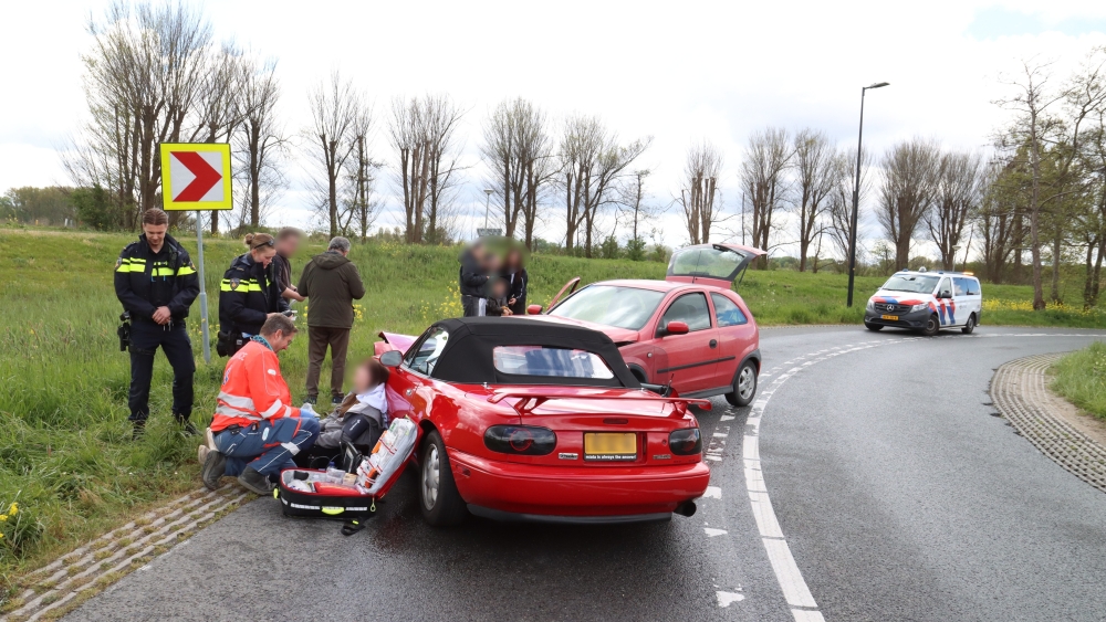 Frontale aanrijding op Maassluissedijk Vlaardingen, vrouw raakt gewond