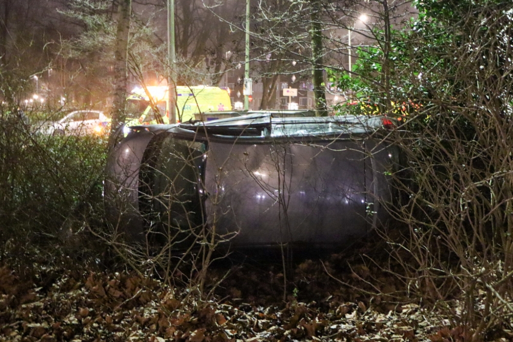 Achtervolging eindigt met auto op z'n kant in de bosjes