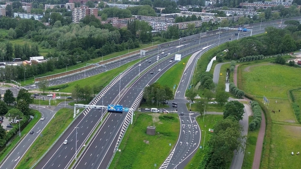 Rijkswaterstaat verbetert drie snelwegen tegelijk, A20 krijgt nieuw asfalt