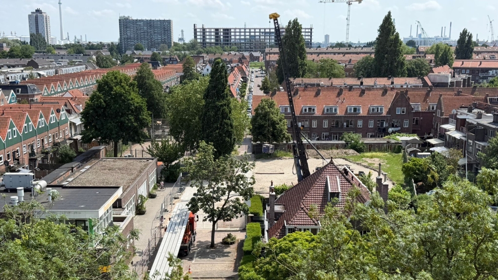 Heipalen de grond in: bouw van de gymzaal aan de Willem Pijperstraat van start