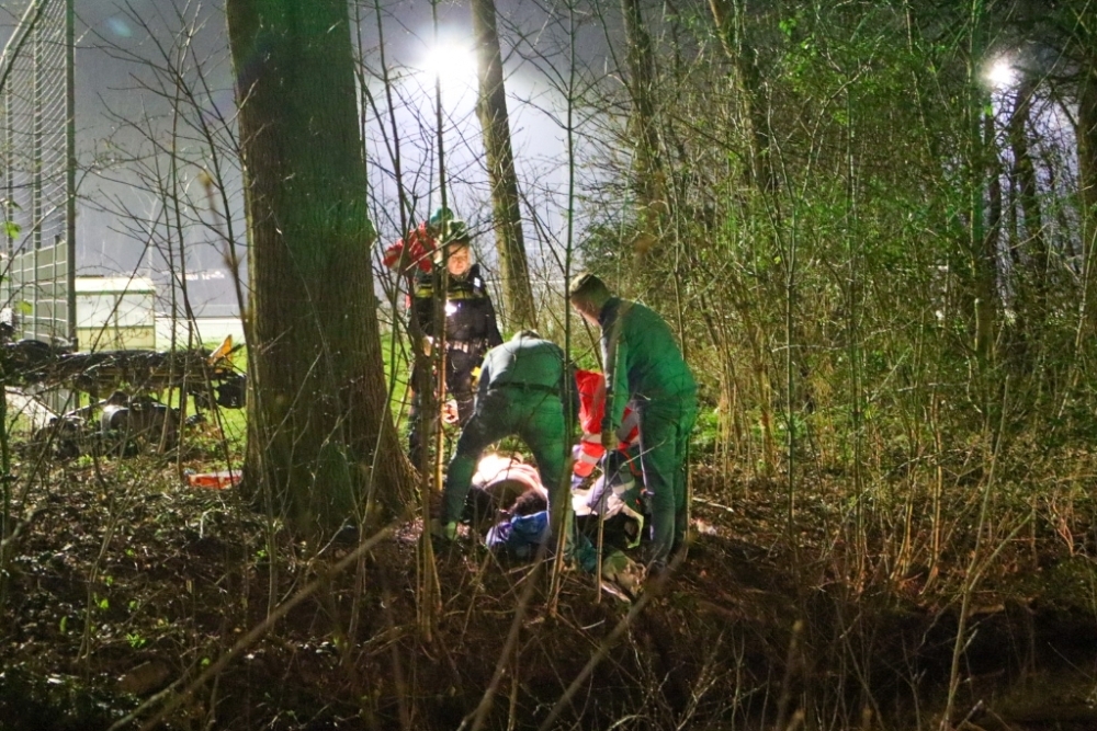 Het slachtoffer van de steekpartij bij Excelsior '20 wordt door de hulpdiensten geholpen