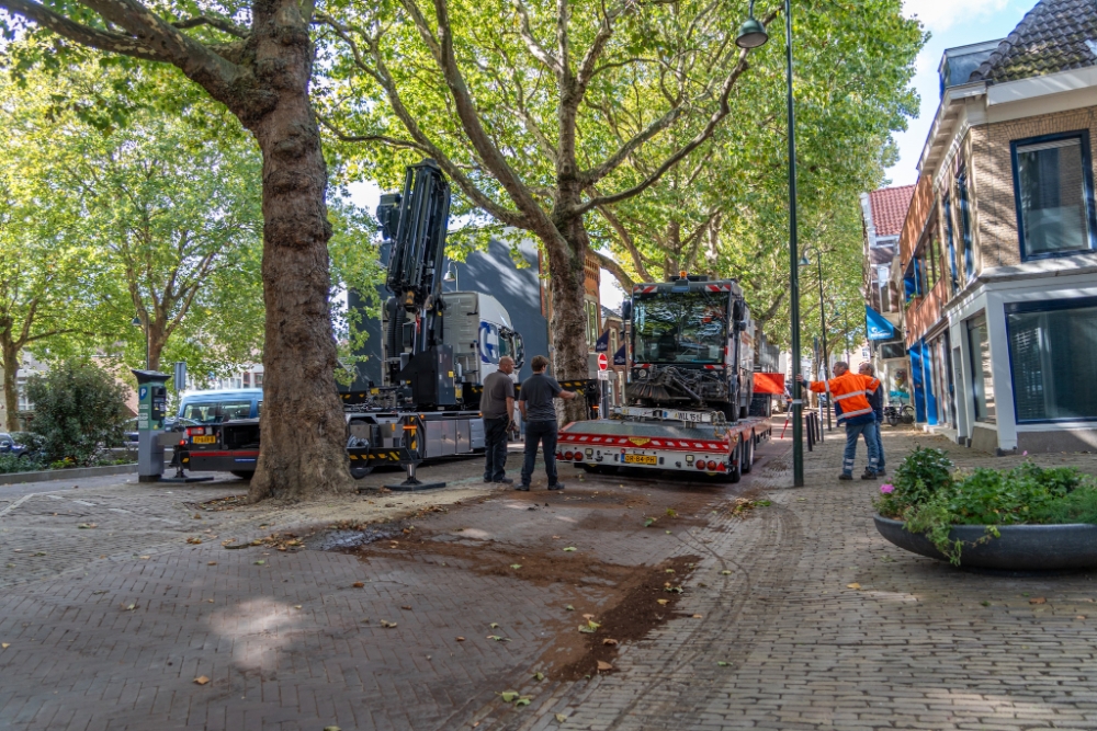 Lekkage bij bezemwagen in Vlaardingen, olie komt op straat terecht
