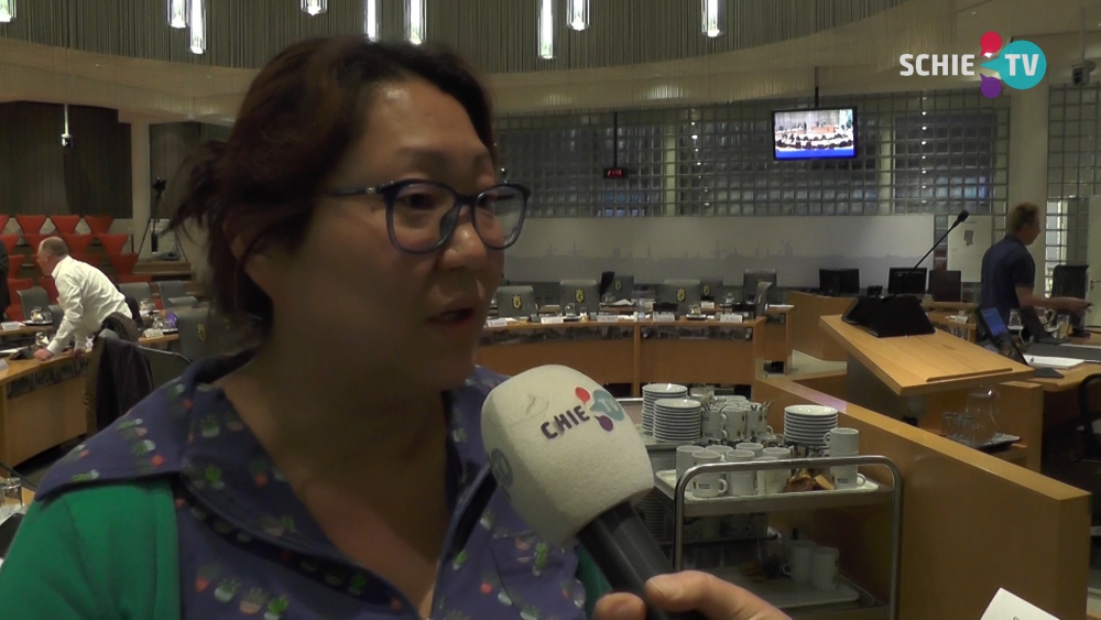 Sun van Dijk emotioneel bij raadsvergadering 'Het gaat om geweld tegen kinderen!'