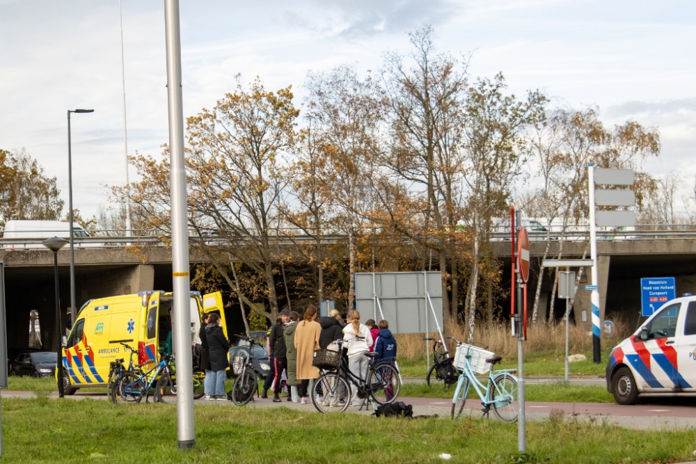 Fietser naar het ziekenhuis na botsing met scholier langs Marathonweg