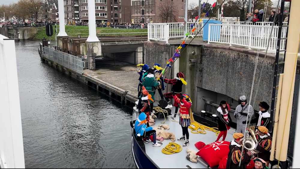 Samuel Welten treedt op bij Sinterklaasintocht in centrum van Vlaardingen