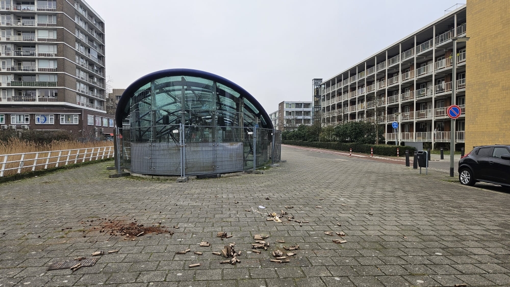 Al vier jaar hekken rondom metrohalte Parkweg: 'De juiste oplossing vinden vergt tijd'