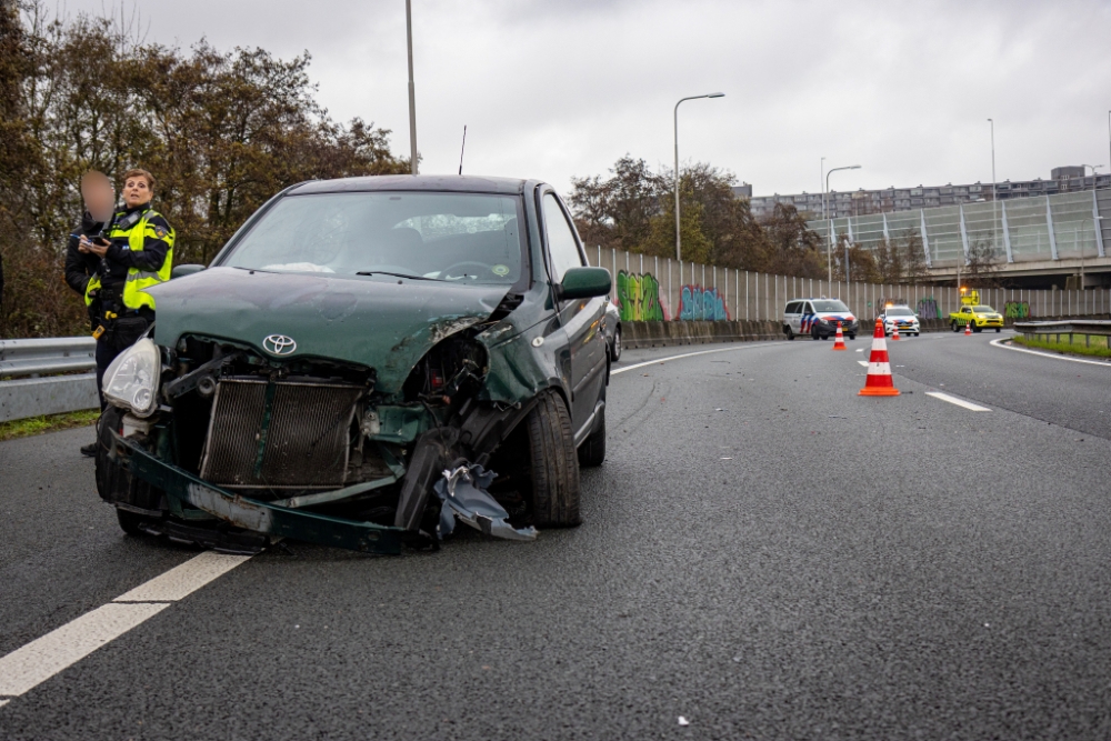 Weer raak in beruchte bocht A20: auto botst tegen betonnen muur