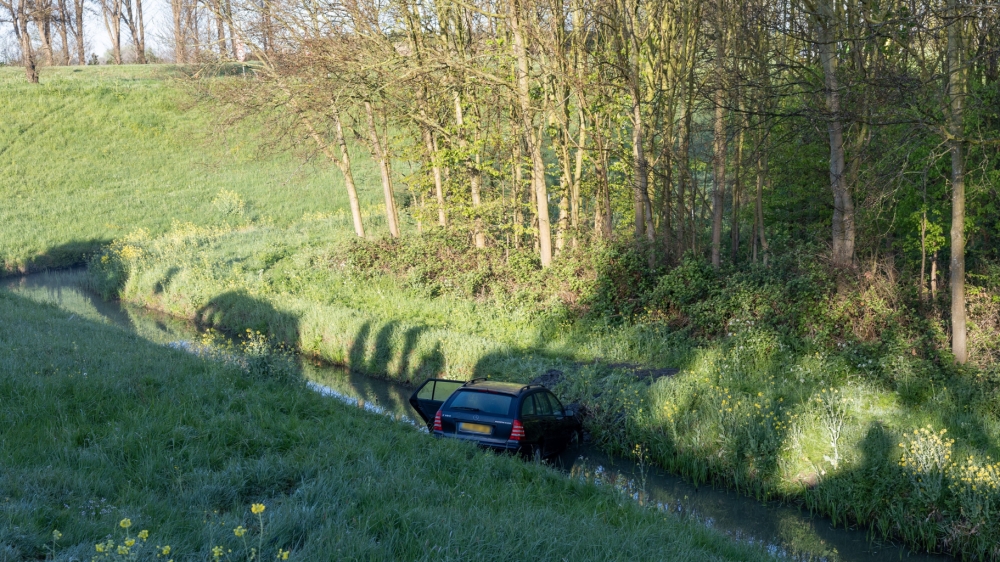 Auto in sloot onderaan de Maassluissedijk, pas bij tweede melding gevonden