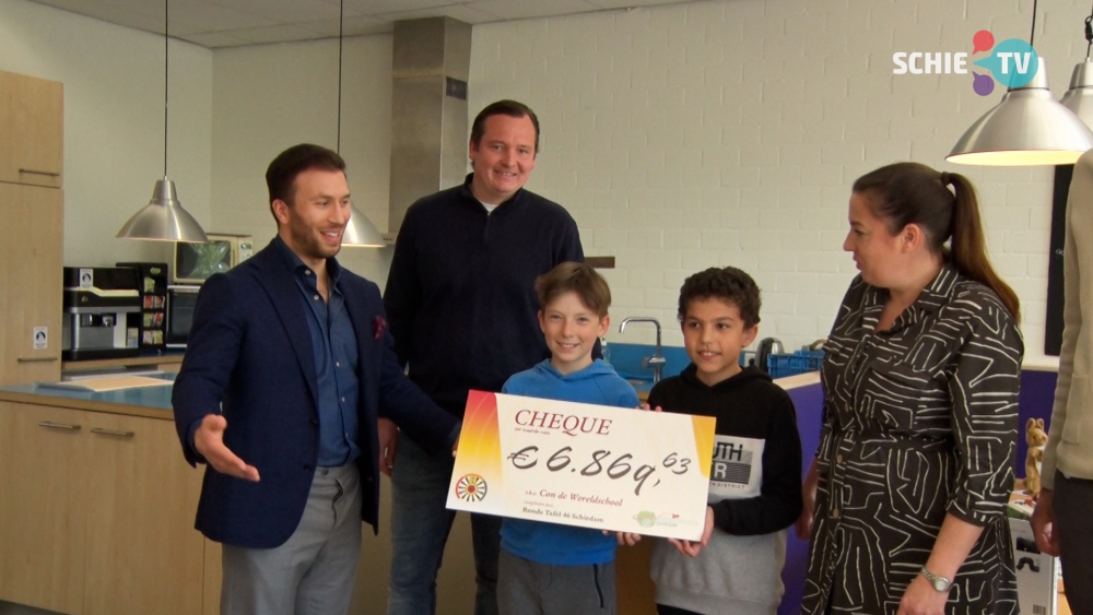 Wereldschool krijgt duizenden euro's voor laptops van De Ronde Tafel Schiedam