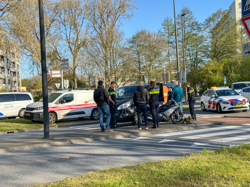 Aanrijding tussen brommer en bestelbus op rotonde bij station Vlaardingen-Oost