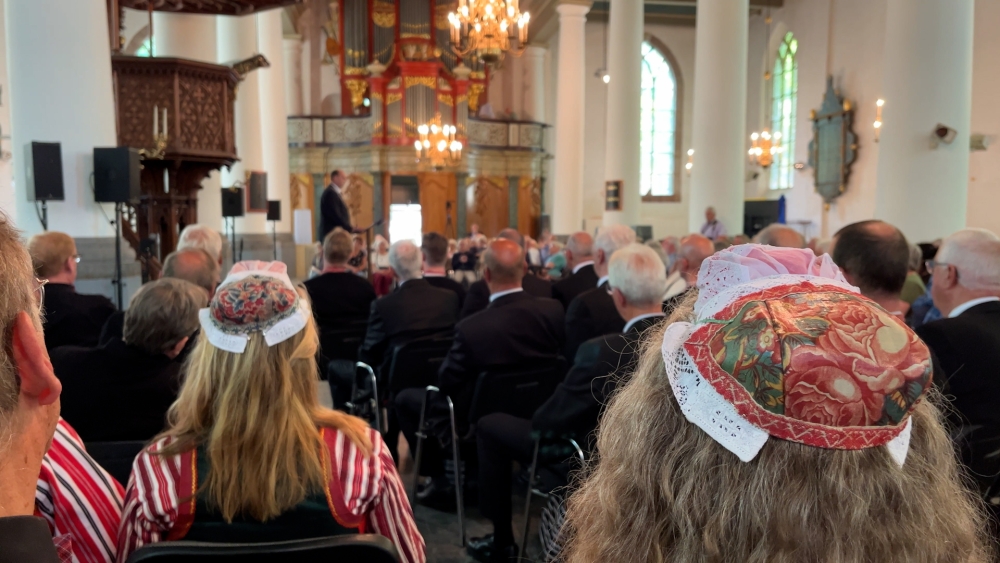 Honderd mensen uit Marken in Vlaardingen voor herdenking: ‘Het zit heel dichtbij’