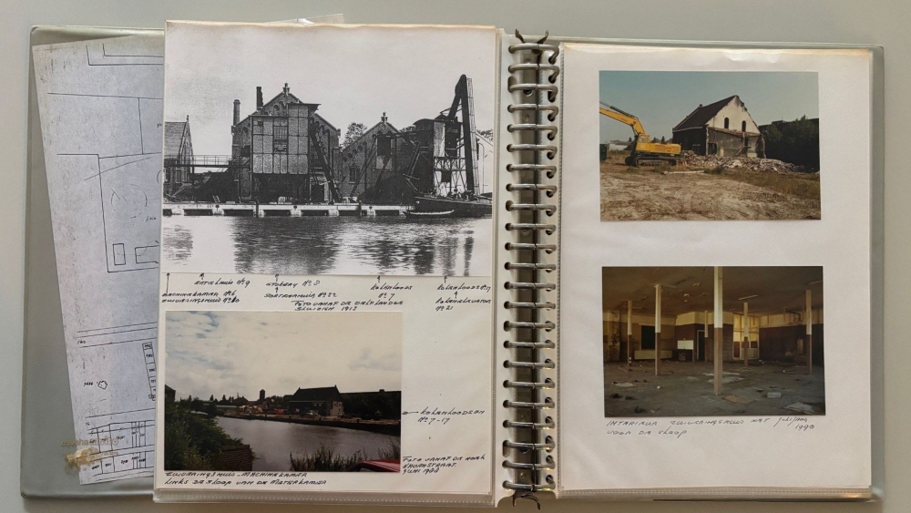 Vlaardinger schenkt 32 multomappen vol foto's van verdwenen buurten aan archief
