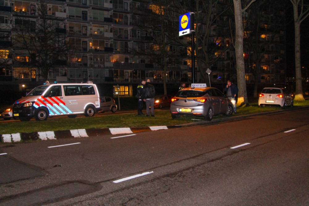 Aanrijding tussen twee auto's op de Mozartlaan