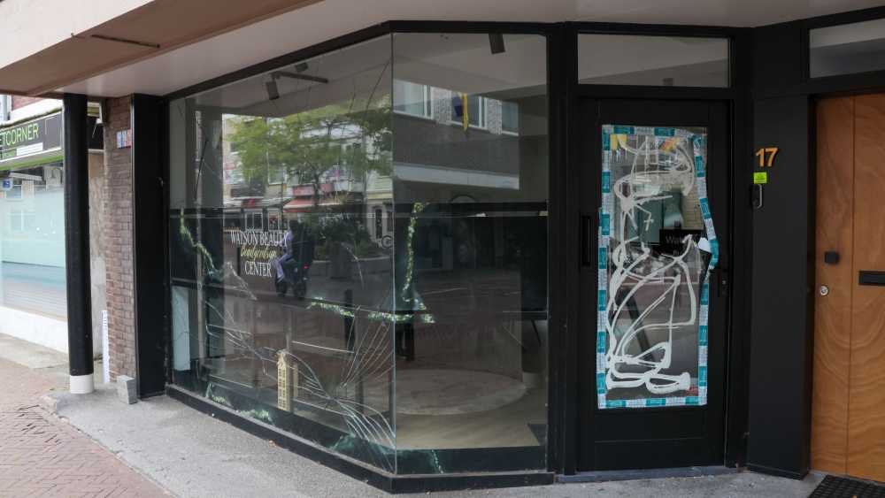 Beautysalon aan Fransenstraat in Vlaardingen vernield met bakstenen