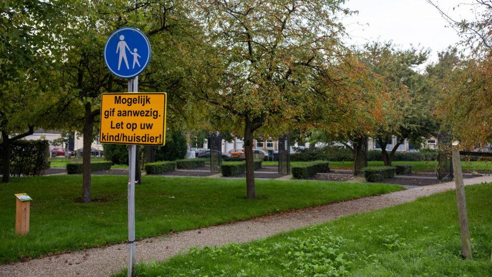 Het park met een waarschuwingsbord