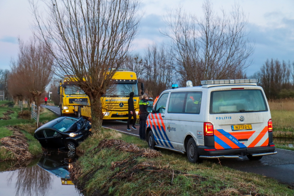 Auto belandt in de sloot