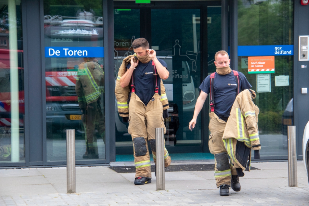 Water stroomt uit plafond, muren en stopcontacten bij GGZ Delfland aan de Dr. Noletstraat