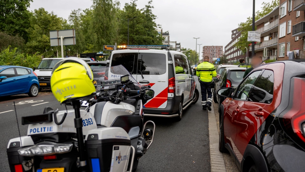 Man gewond na botsing met bestelbus op Van Hogendorplaan in Vlaardingen