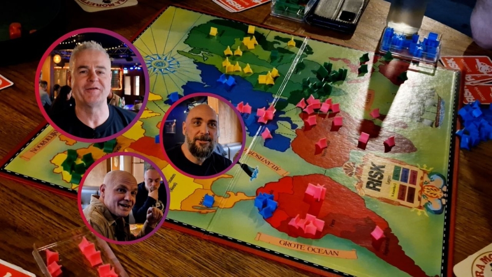 Spelers veroveren de wereld tijdens Risktoernooi in Café De Hilander in Vlaardingen