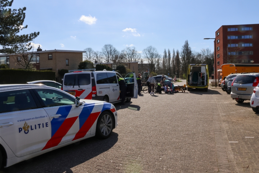 Auto rijdt fietser aan bij uitrijden parkeervak in Westwijk