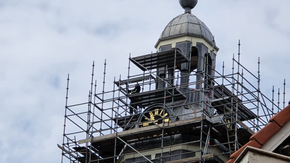 Zoals het klokje thuis tikt, tikt het ook weer op de Grote Kerk