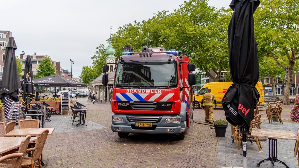 Brandweer rukt met spoed uit naar hartje centrum voor woningbrand in Vlaardingen