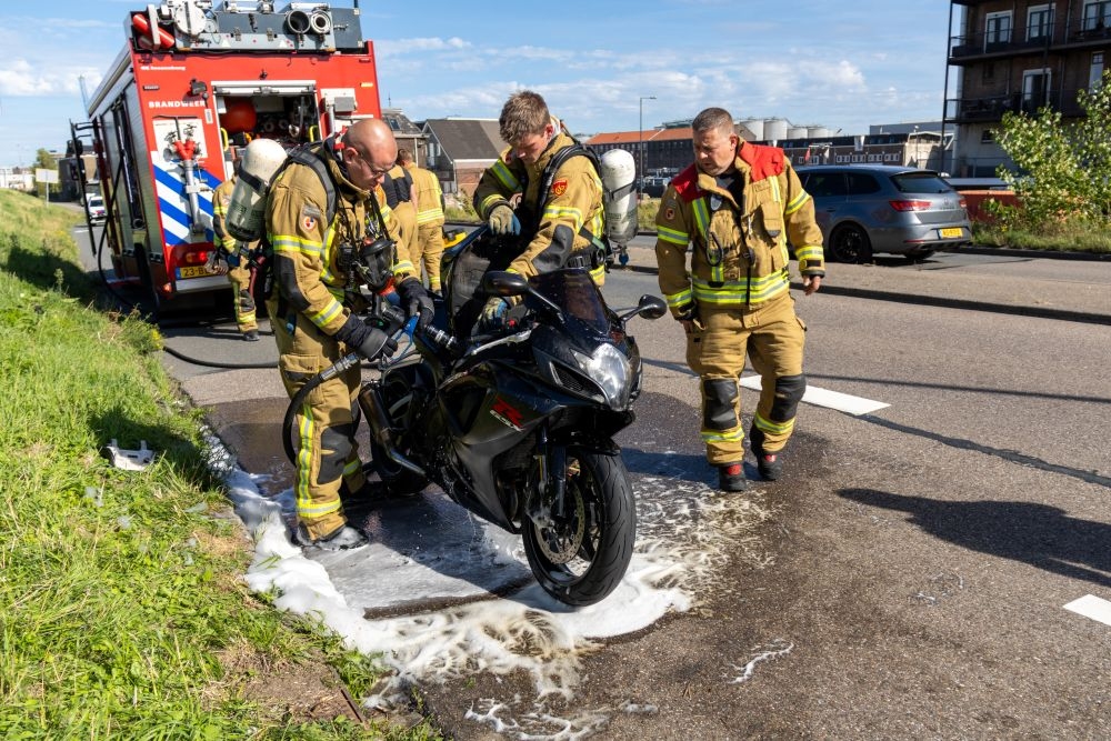 Motor vliegt tijdens toertocht in brand op de Vulcaanweg