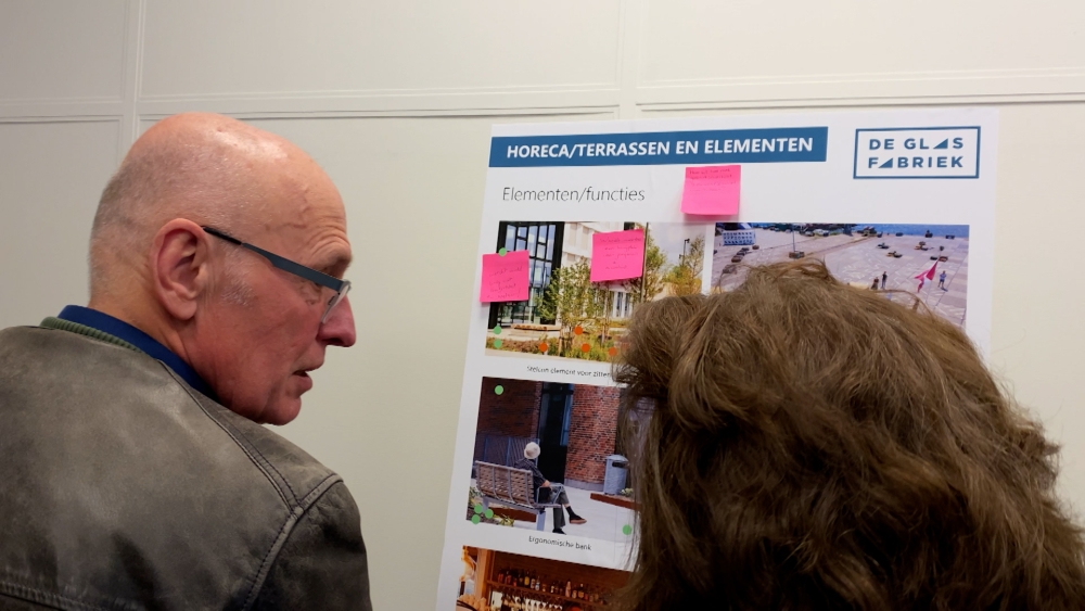 Een georganiseerde bewonersbijeenkomst over de bouw van De Glasfabriek