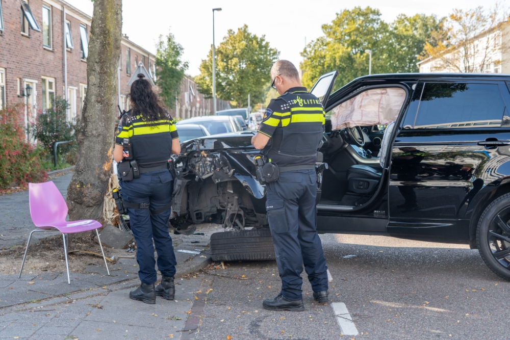 Range Rover raakt linker voorwiel kwijt bij aanrijding in Vlaardingen