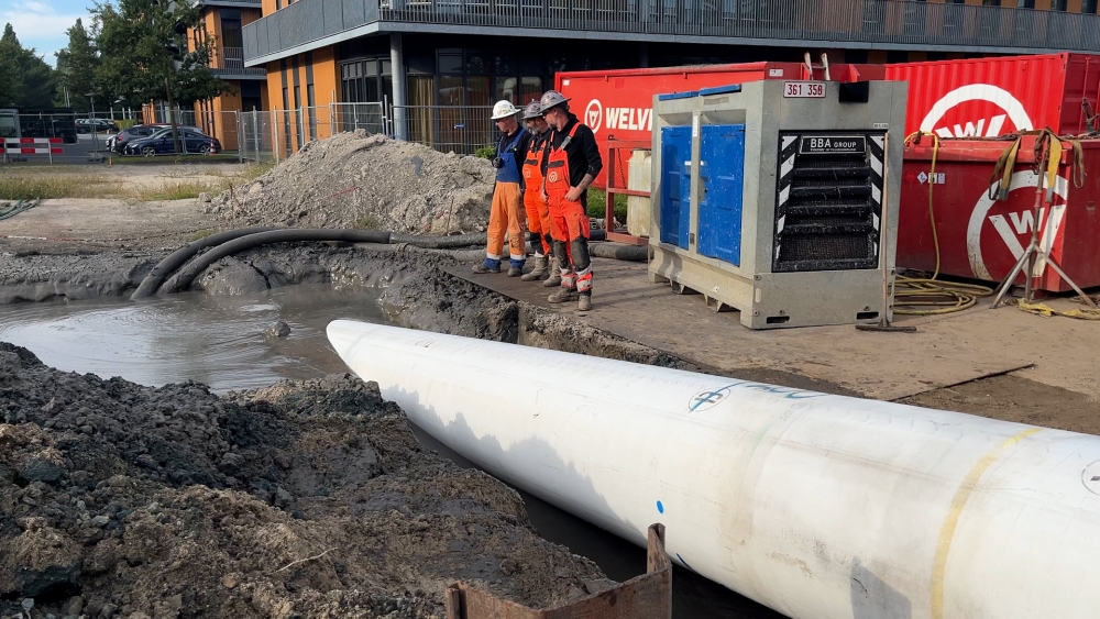 Kilometerlange buis verdwijnt de grond in: ‘Dan zie je er helemaal niks meer van’