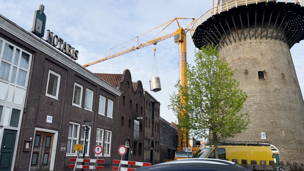 Dertig jaar oude distilleerketels verlaten Schiedams pand via het dak