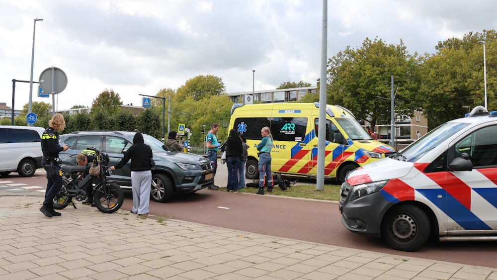 Ambulance opgeroepen na aanrijding fatbike en auto in Schiedam