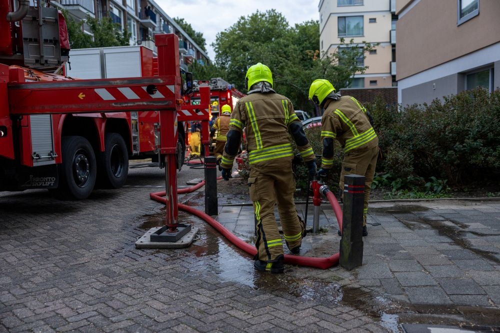 Man en kat door brandweer uit brandende flatwoning gered