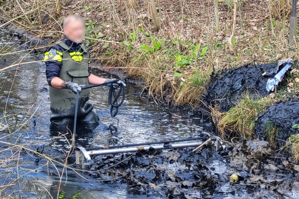 Politie zoekt naar steekwapen op plek van steekpartij langs Parkweg