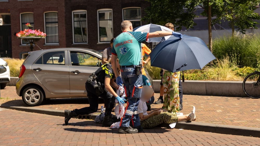 Fietsende vrouw komt lelijk ten val na aanrijding met scooter in Schiedam