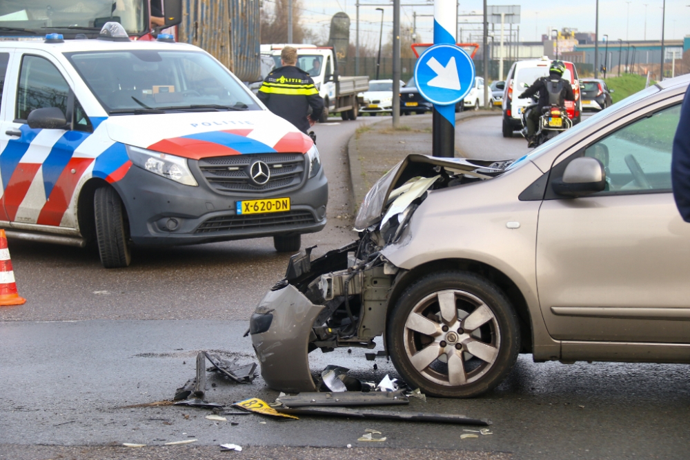 Aanrijding tussen bestelbus en auto op Vulcaanweg in Vlaardingen