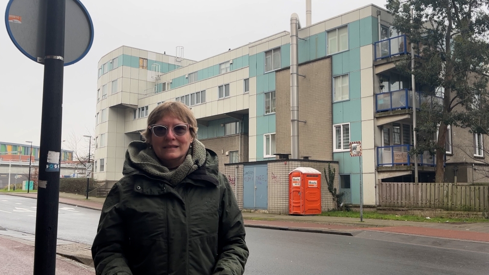Schiedam-Oost opgefleurd met straatpoëzie: ‘Iets simpels kan mensen laten nadenken’