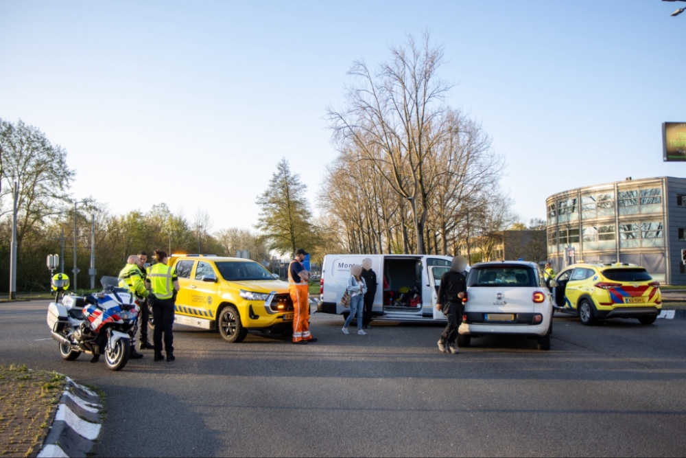 Verkeerschaos door aanrijding op druk kruispunt in Schiedam