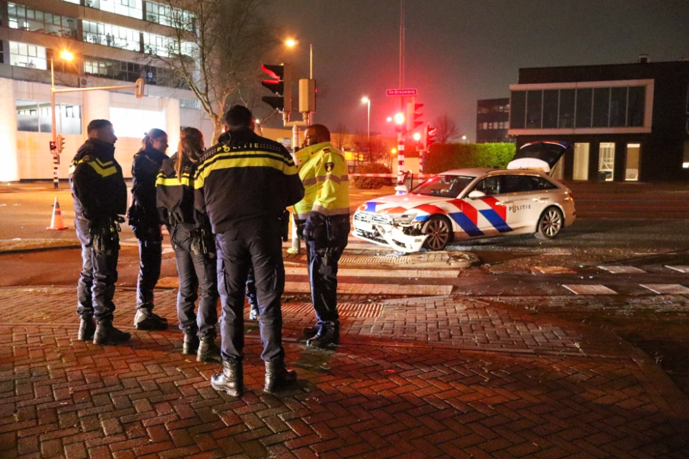 Snelle politiewagen crasht bij achtervolging in Schiedam
