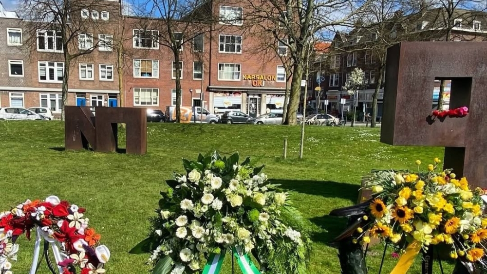 Vergisbombardement Schiedam 82 jaar geleden, burgemeester legt een krans