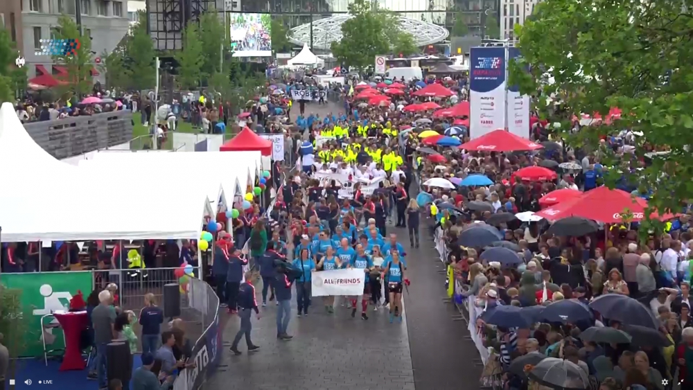 Zo'n 8.000 Roparunners komen over de finish