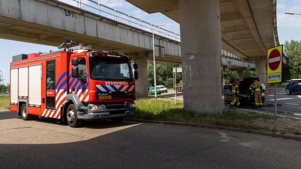 Brand onder de motorkap van een auto op de afrit van de A4