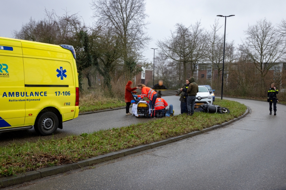 Scooterrijder gaat onderuit in bocht Olmendreef