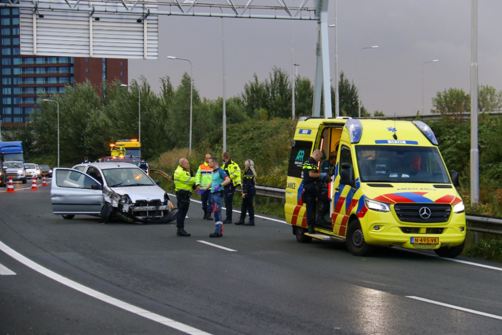 File na ongeval: auto knalt achterop vrachtwagen