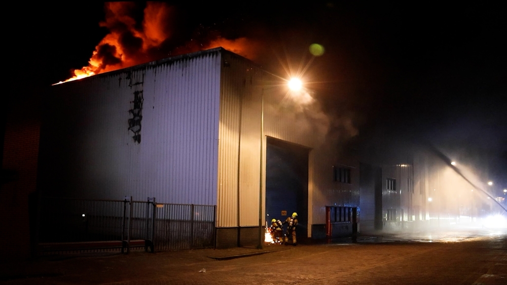 Grote uitslaande brand in Vlaardingse loods