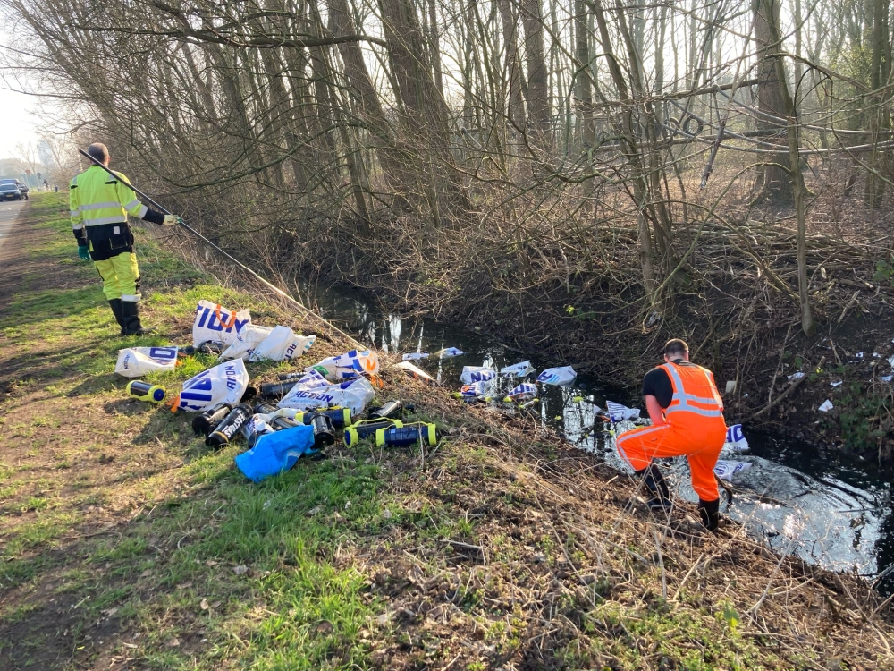Dumping lachgaspatronen in de Vlaardingse Broekpolder