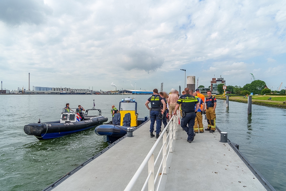 Vrouw raakt te water aan Vlaardingse Maasboulevard, man springt erachteraan